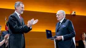 El rey Felipe VI entrega el reconocimiento empresarial al presidente de honor de Puig, Mariano Puig en el Círculo de Economía / CdE