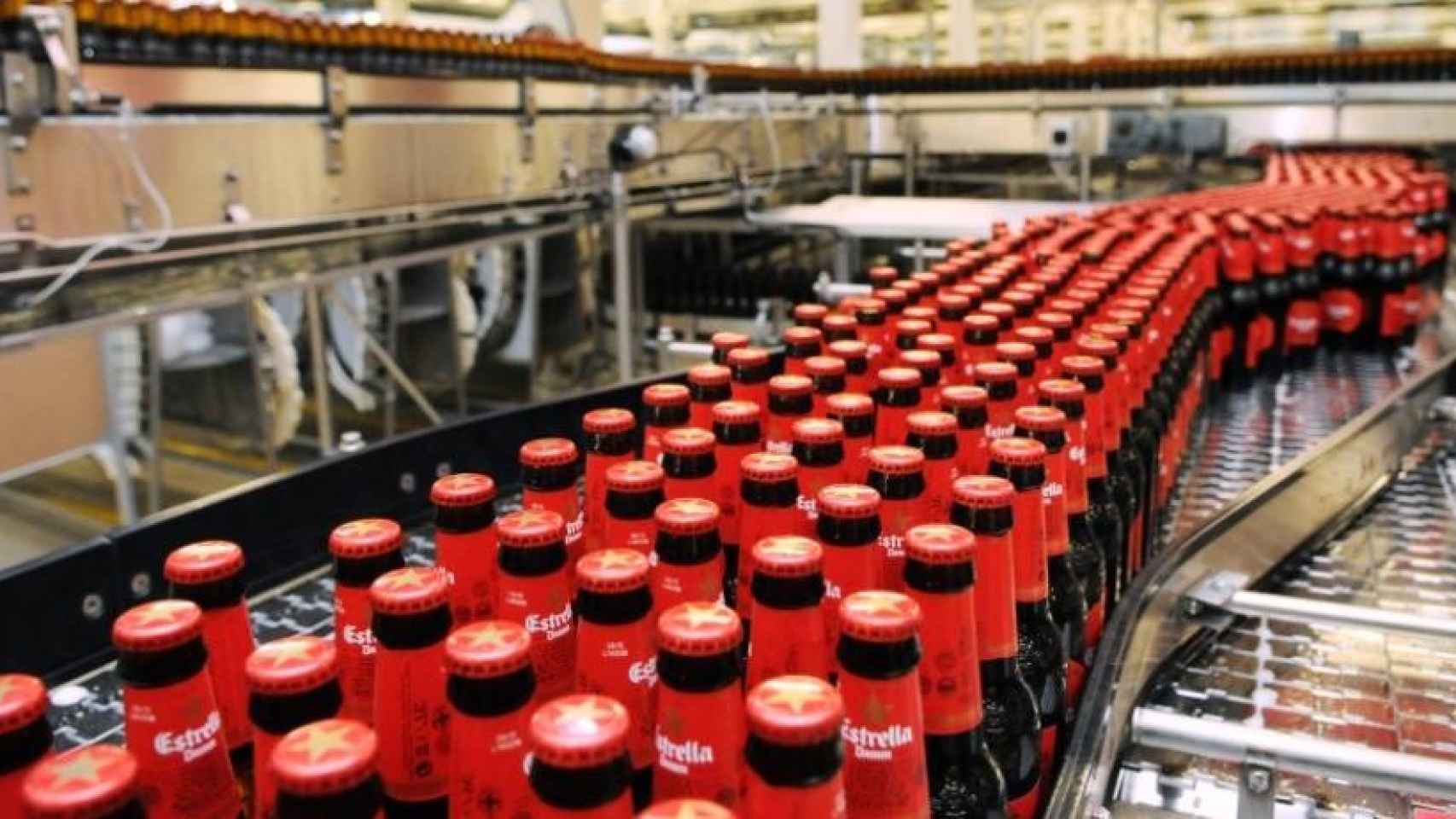 Botellas de cerveza Estrella Damm en producción, en una imagen de archivo / CG