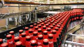 Botellas de cerveza Estrella Damm en producción, en una imagen de archivo / CG