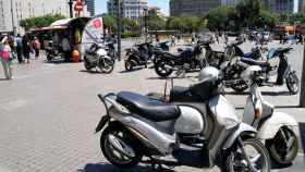 Motos aparcadas en la plaza Cataluña de Barcelona, en una imagen de archivo / CG