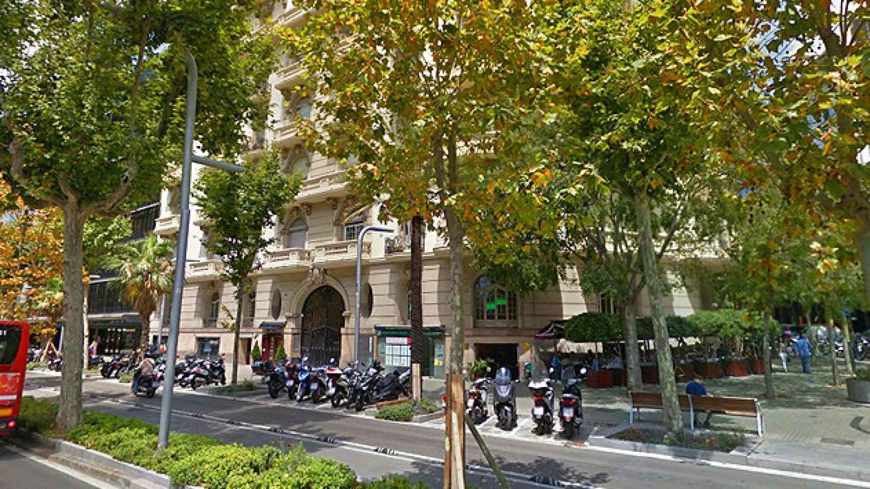 Sede de la inmobiliaria Bonmont en la Diagonal de Barcelona / CG