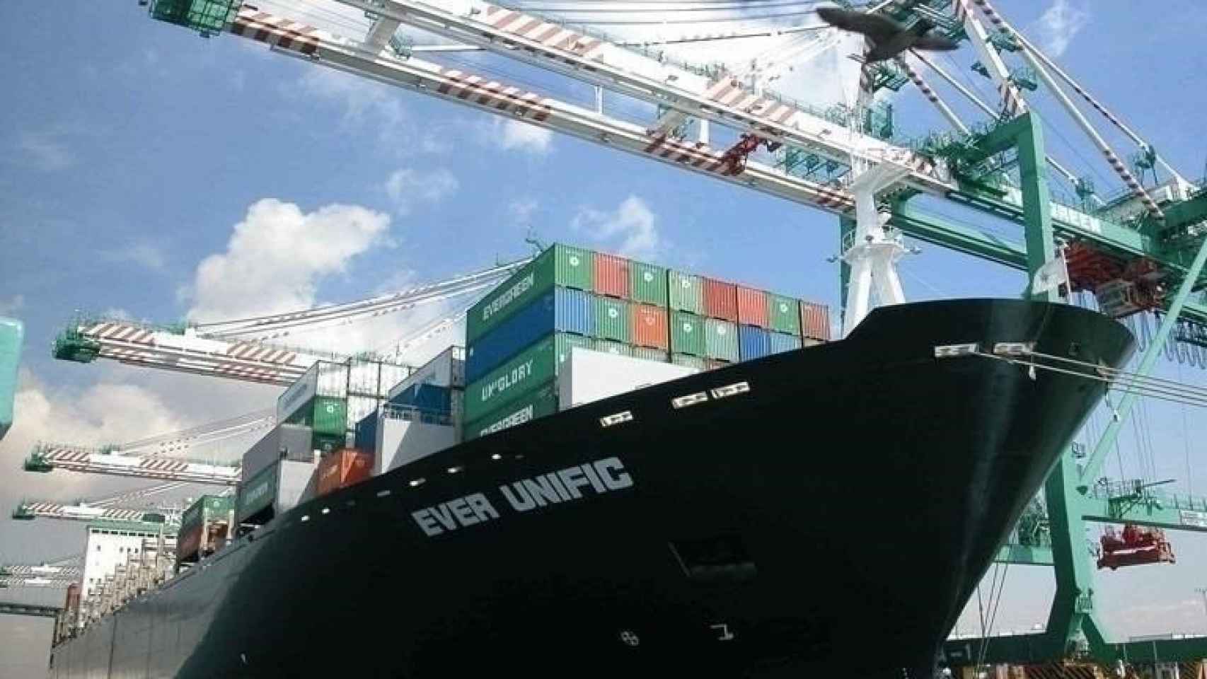 Un barco cargado con contenedores en una terminal de estiba de un puerto español / EP