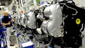 Un trabajador de Volkswagen prepara los motores que se distribuirán en todo el grupo en la planta de Salzgitter (Alemania) / EFE