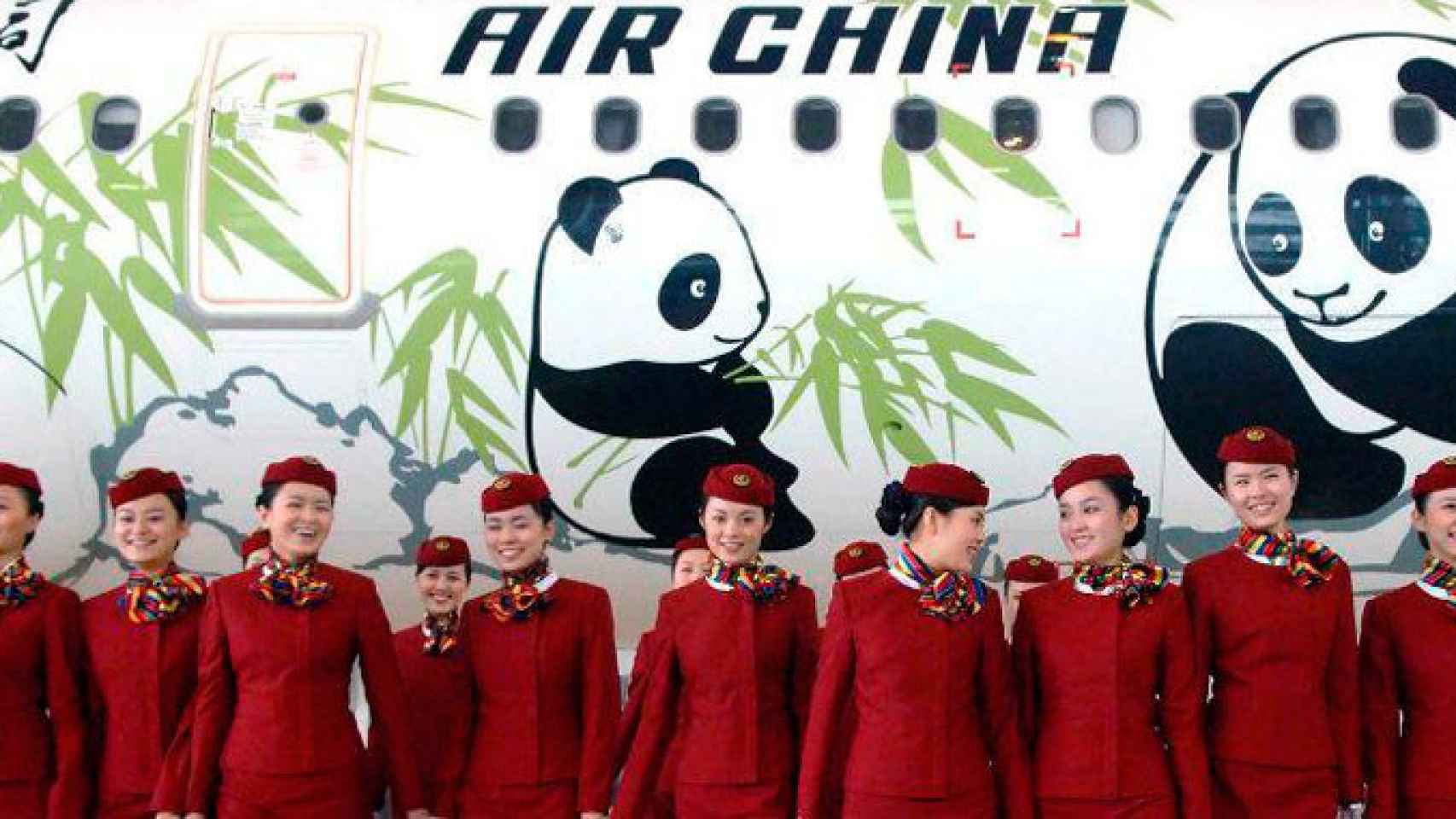Tripulaciones aéreas de Air China ante una aeronave de la compañía aérea / CG