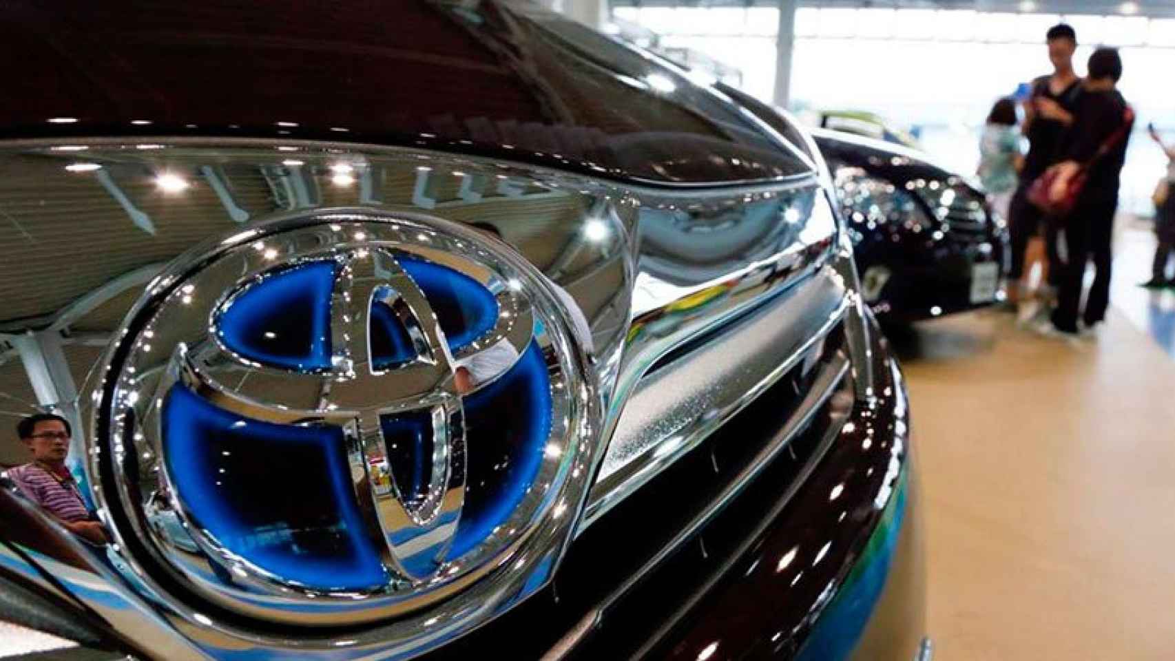Un coche de la marca Toyota en un concesionario de la firma japonesa.