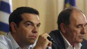 Alexis Tsipras y su ministro de Turismo George Stathakis (d) durante su encuentro en el Ministerio de Fomento en Atenas