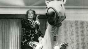Salvador Dalí sobre un caballo disecado en el hotel Ritz / AJUNTAMENT DE BARCELONA