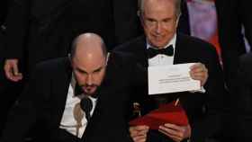 Warren Beatty y Faye Dunaway, anunciando el Oscar a la mejor película / CG