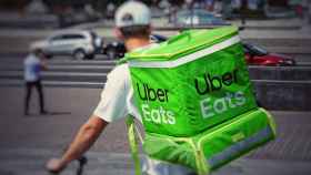 Repartidor de comida a domicilio con una mochila verde / UNSPLASH