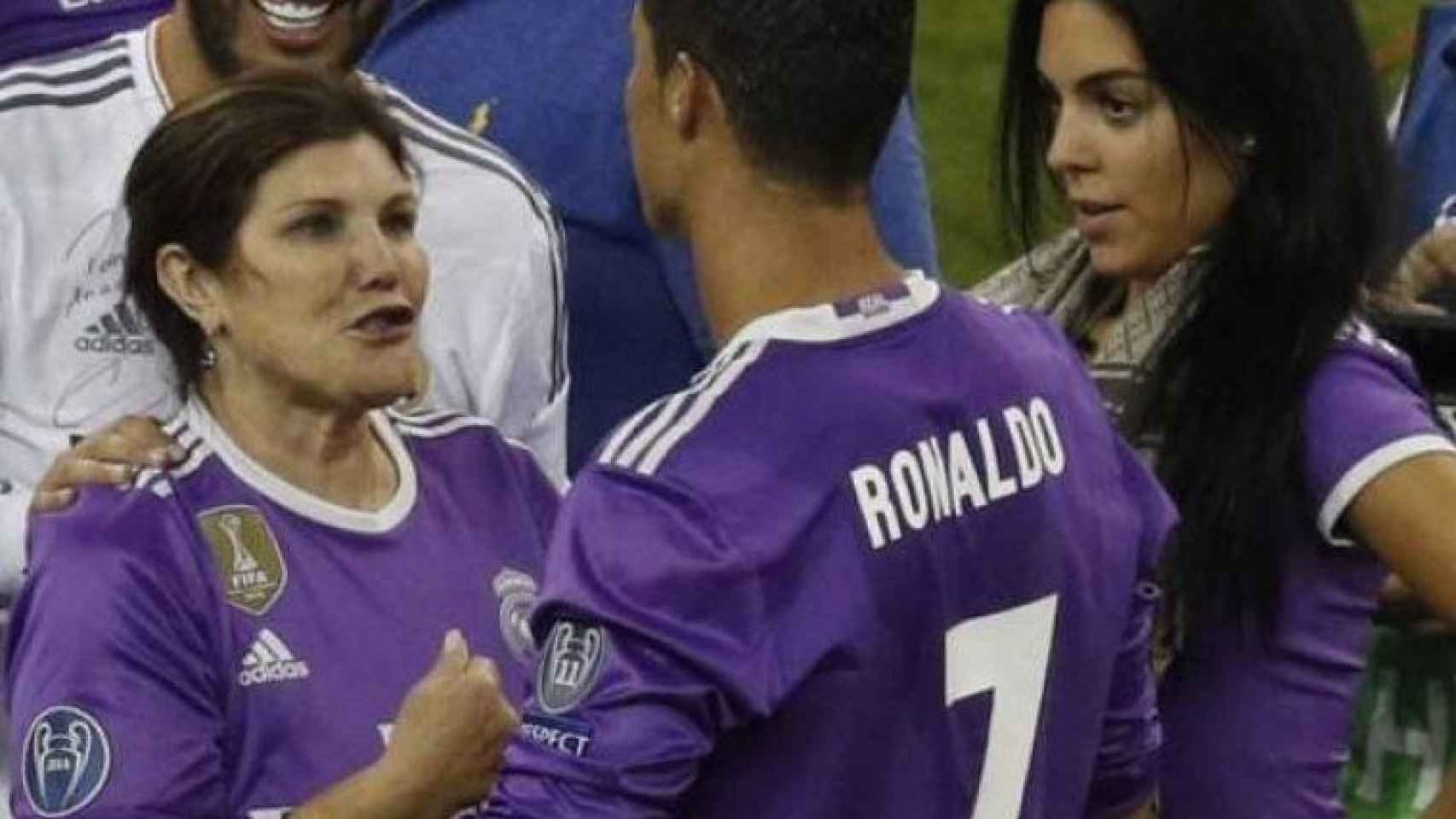 Cristiano Ronaldo junto a su madre y su novia Georgina Rodríguez familia