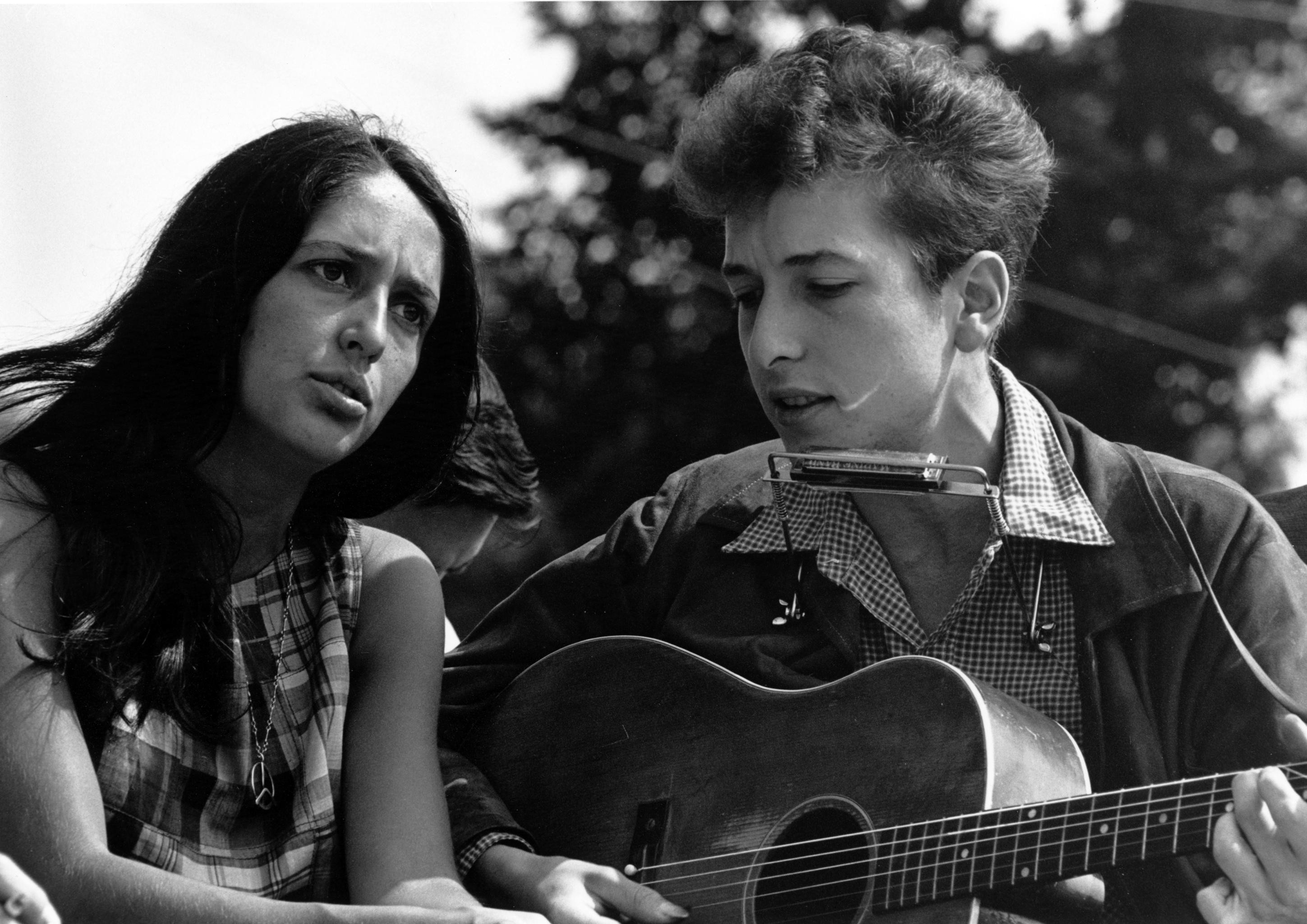 Joan Báez con Bob Dylan, músicos que cambiaron la historia con su mensaje de paz / ROWLAND SCHERMAN
