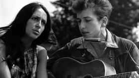 Joan Báez con Bob Dylan, músicos que cambiaron la historia con su mensaje de paz / ROWLAND SCHERMAN