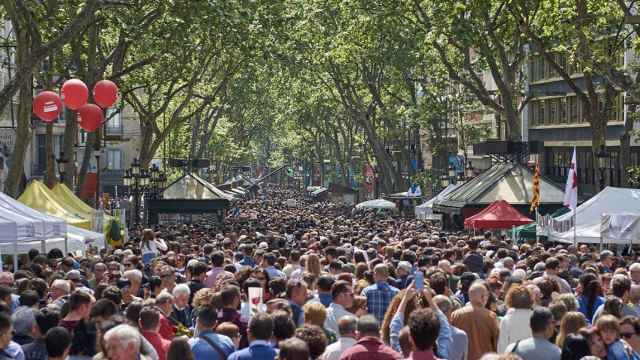 Una multitud de gente en las Ramblas de Barcelona. ¿Cuáles seran los nombres o los apellidos más comunes? / EFE