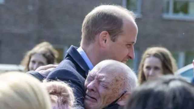 El príncipe William abraza a un hombre / EP