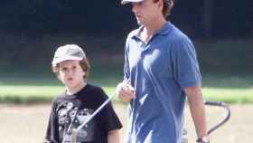 Alessandro Lequio junto a su hijo Aless en un campo de golf / EP