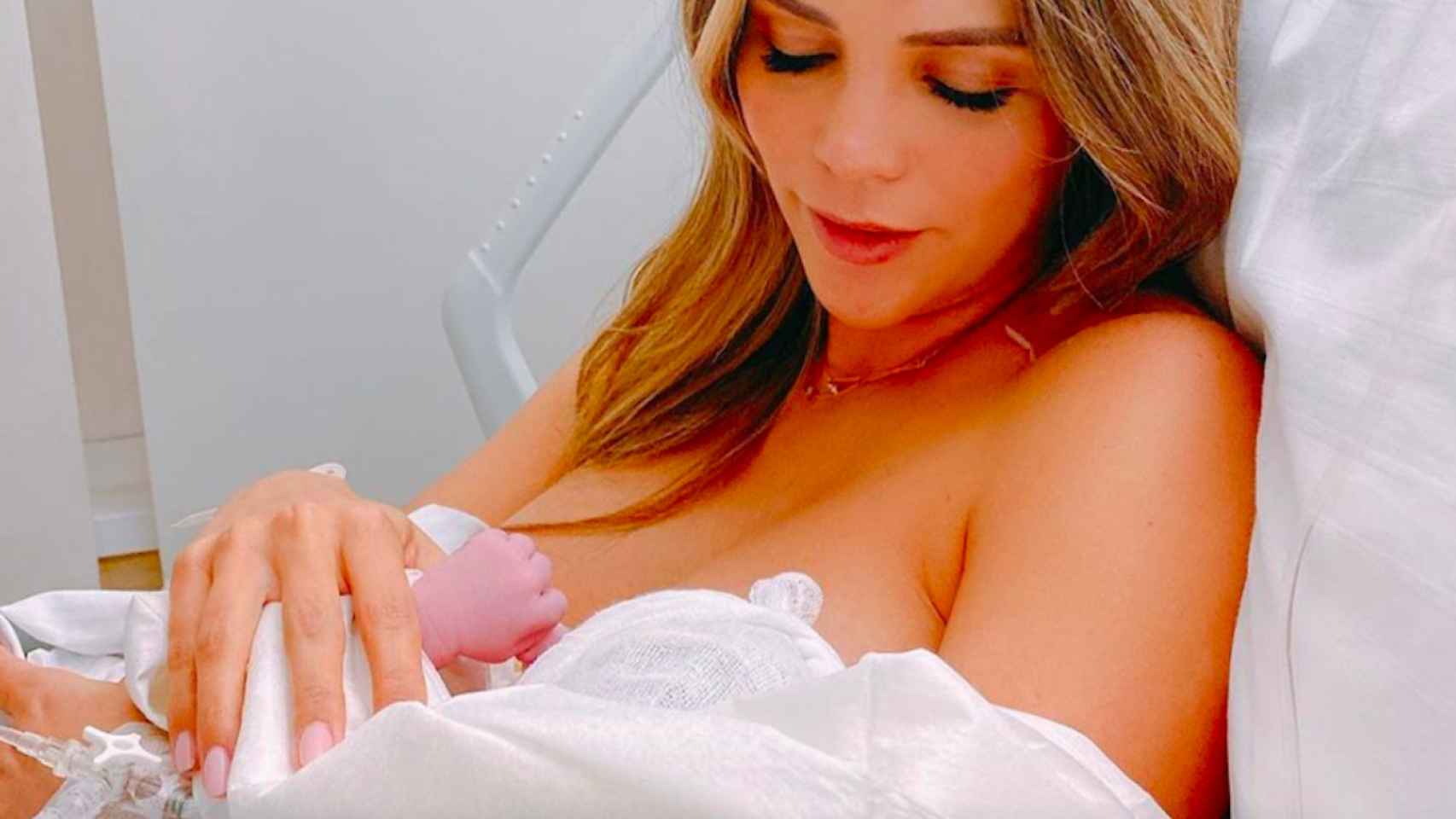 Rosanna Zanetti en el hospital con su hija recién nacida, Bianca, en brazos / INSTAGRAM