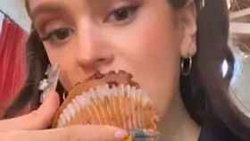 Rosalía comiéndose una enorme magdalena repleta de chocolate / INSTAGRAM