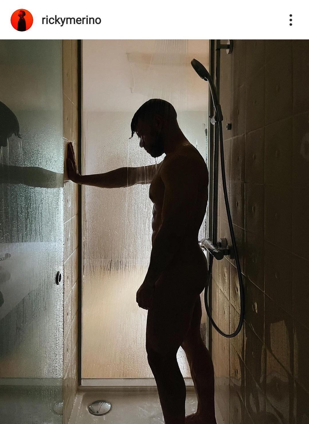 Ricky Merino (OT), en la ducha