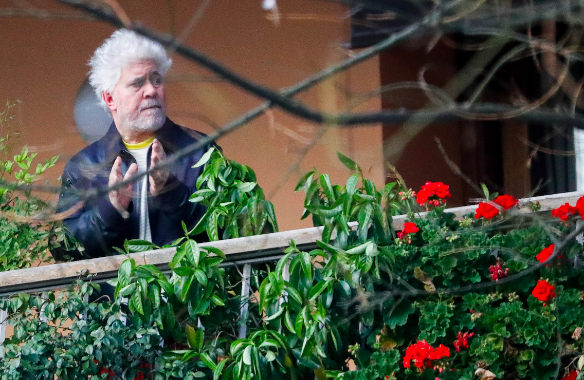 Pedro Almodóvar aplaudiendo a los médicos desde el balcón de su casa en Madrid / AGENCIAS