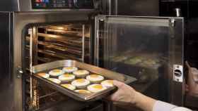 Una persona pone huevos fritos en un horno / EP