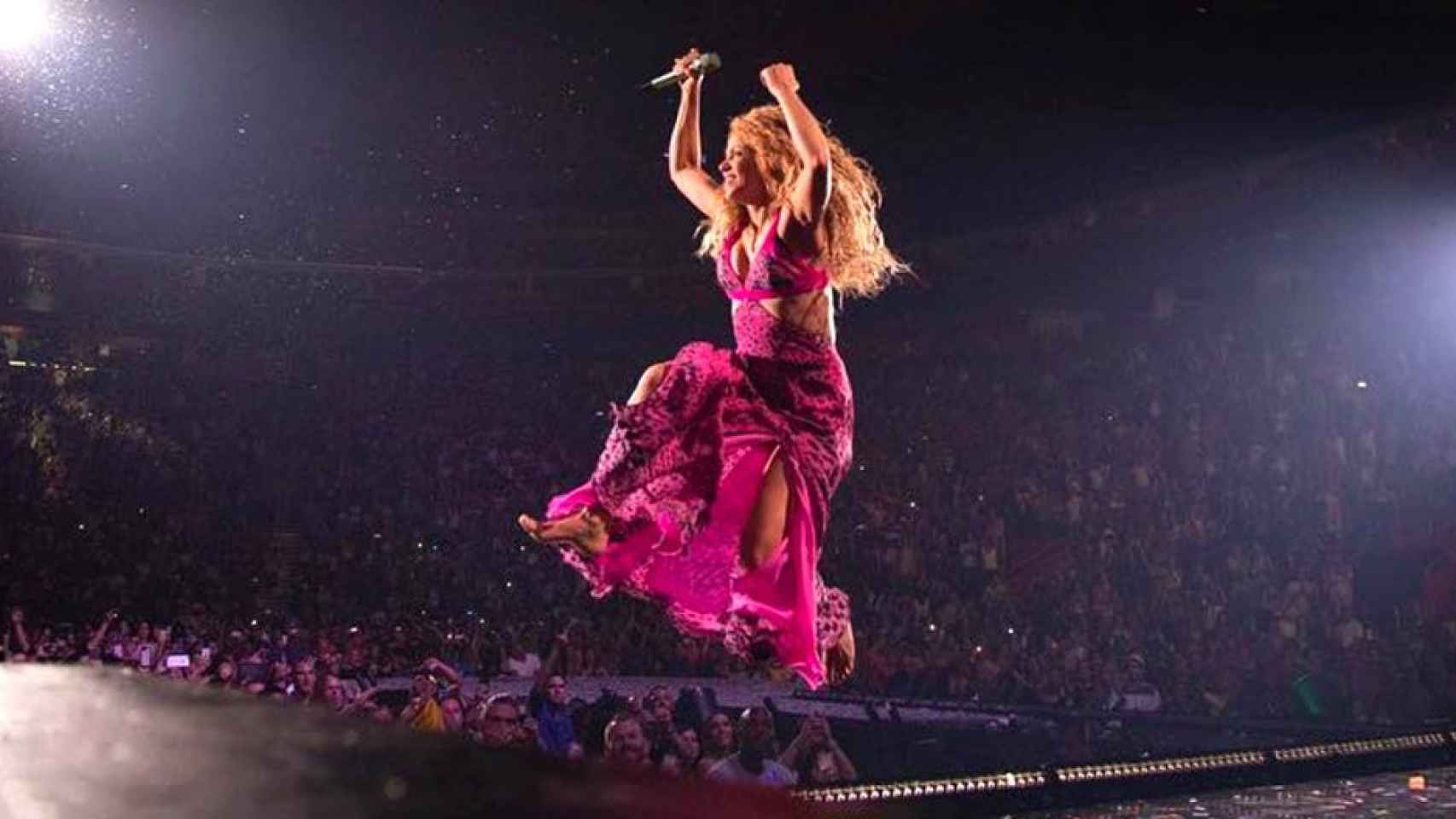 Shakira salta en el escenario durante un concierto / INSTAGRAM