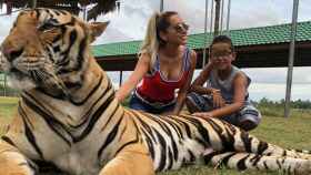 Marité Matus y su hijo 'Monito' Vidal acarician un tigre / INSTAGRAM