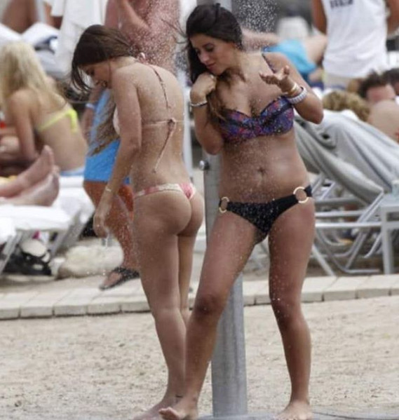 Antonella Roccuzzo en tanga en la playa con Daniella Semaan