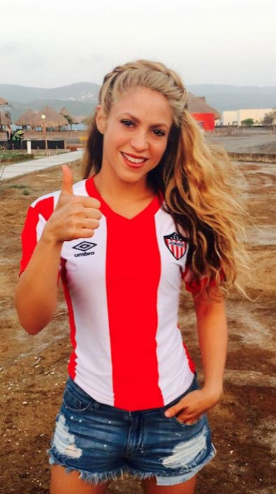Shakira con la camiseta del junior de Barranquilla
