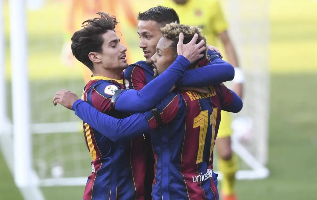 Konrad de la Fuente, Manaj y Collado celebrando la victoria ante el Villarreal B / FCB