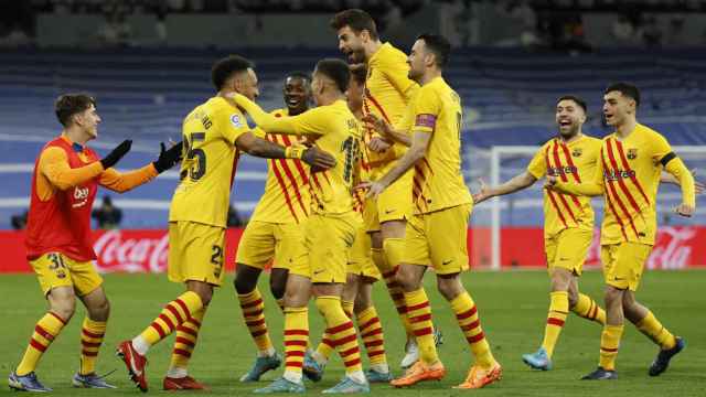 Los jugadores del Barça celebran su victoria en el Bernabéu / EFE