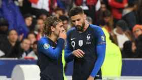 Griezmann, hablando con Giroud en un partido de la selección francesa | EFE