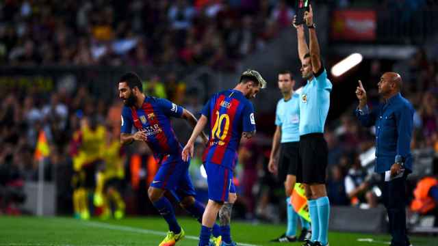 Messi siendo sustituido por Arda Turan / Redes