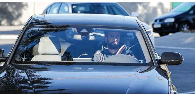 Gerard Piqué, llegando a la ciudad Deportiva en su coche | REDES