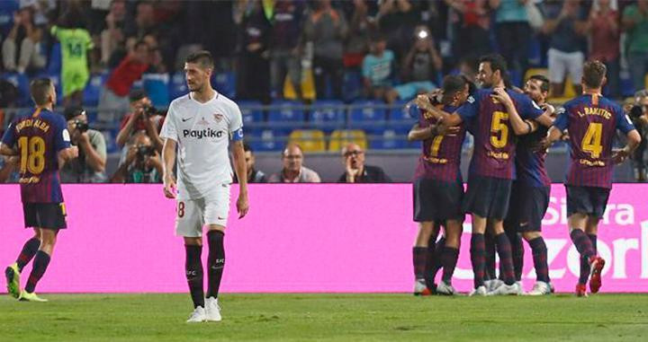Los jugadores del FC Barcelona celebran el segundo gol ante el Sevilla, durante el partido de la Supercopa de España en Tánger / EFE