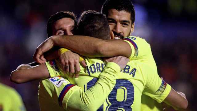 Messi, Suárez y Jordi Alba celebran un tanto del argentino / EFE