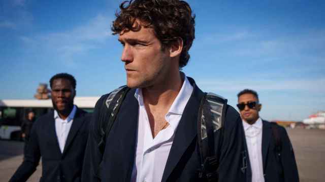 Marcos Alonso, de traje en un desplazamiento del Barça con la nueva marca de moda en el club / FCB