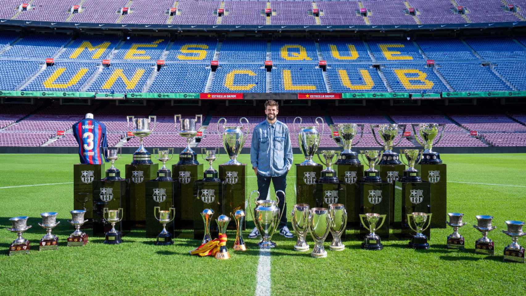 Gerard Piqué se despide rodeado de sus trofeos con el Barça / FCB
