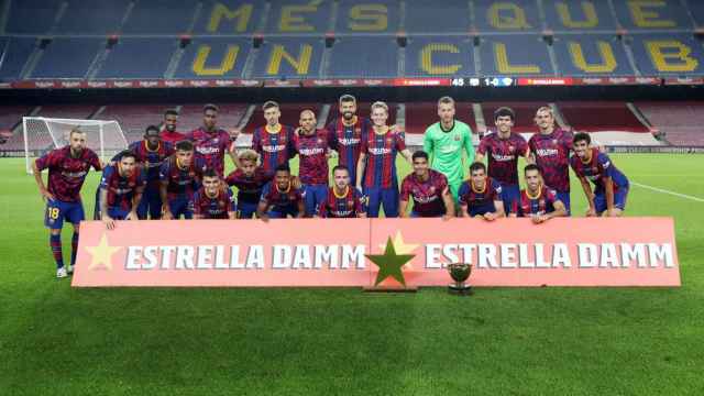 La plantilla del FC Barcelona posando con el Trofeo Joan Gamper / FC Barcelona