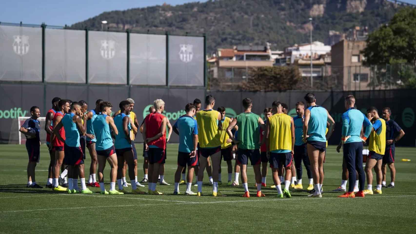 Los jugadores del Barça reciben la charla del cuerpo técnico de Xavi en un entrenamiento / FCB