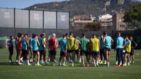 Los jugadores del Barça reciben la charla del cuerpo técnico de Xavi en un entrenamiento / FCB