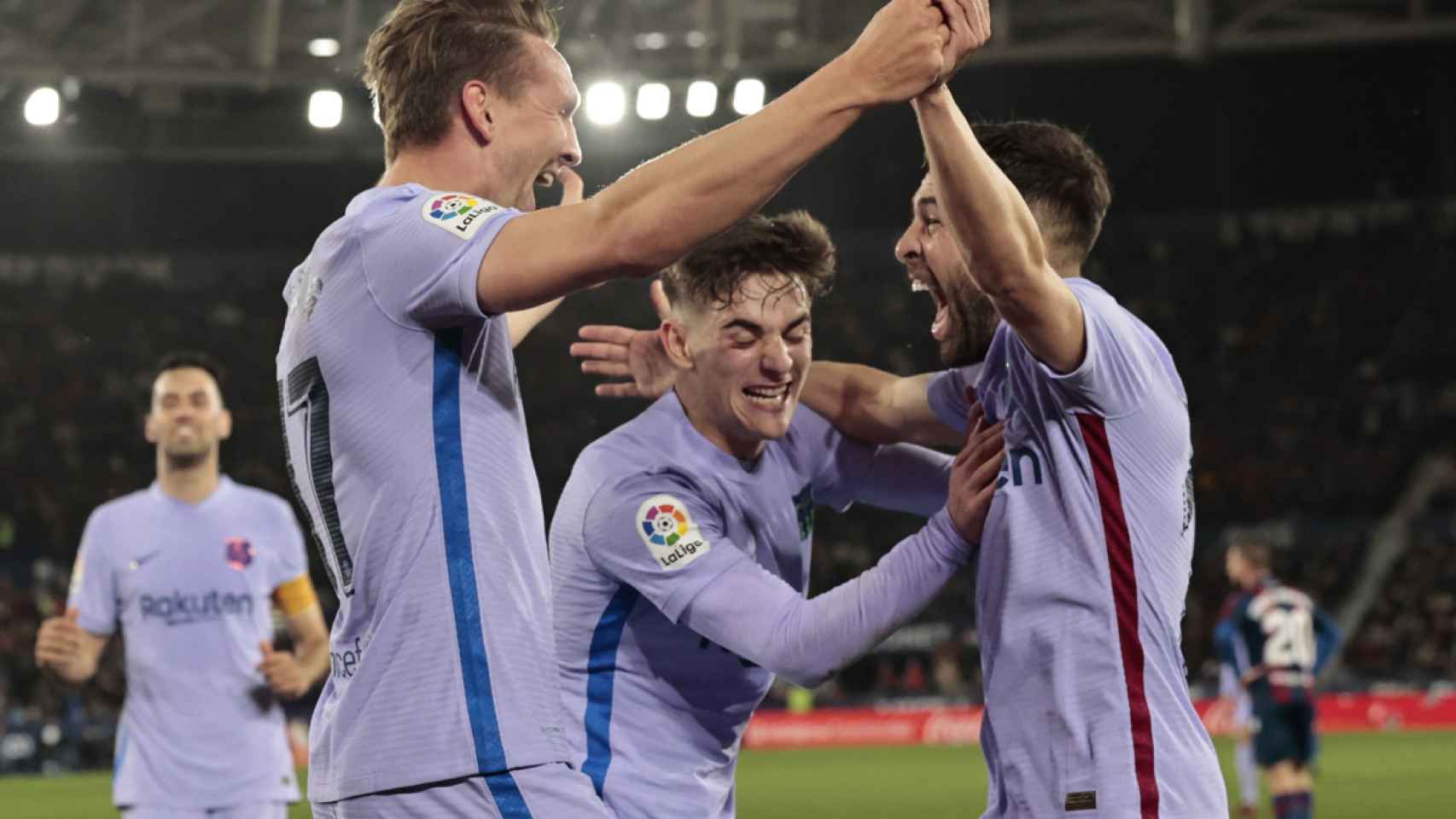 Luuk de Jong, Gavi y Jordi Alba, celebrando la victoria contra el Levante / EFE
