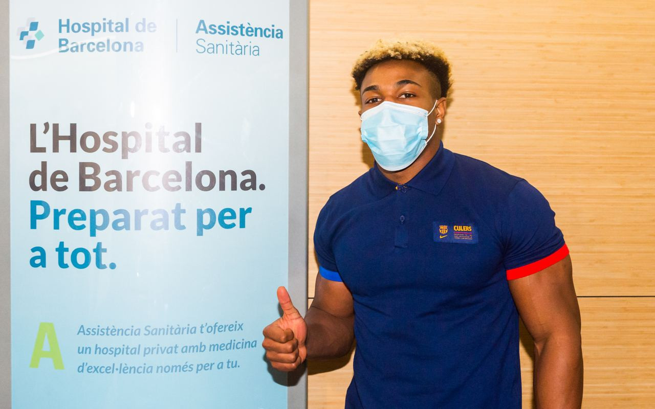 Adama Traoré posando como nuevo jugador del Barça / FCB