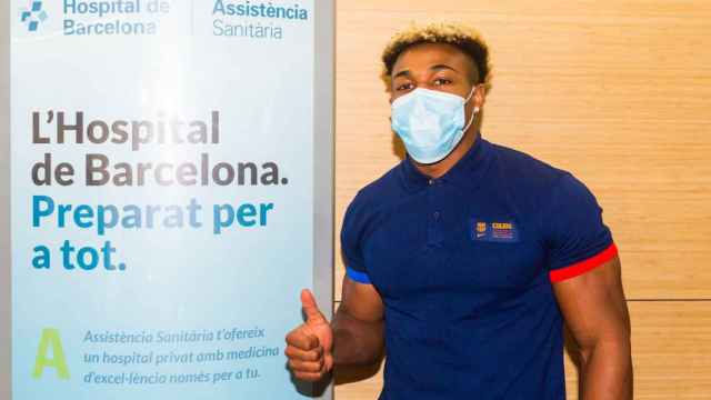 Adama Traoré posando como nuevo jugador del Barça / FCB