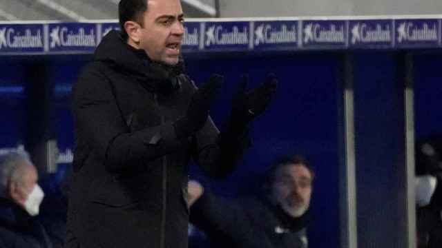 Xavi Hernández da instrucciones a los jugadores del Barça en Vitoria / EFE