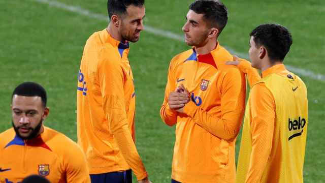 Ferran Torres, entre Sergio Busquets y Pedri, en el último entrenamiento del Barça en Riad / EFE