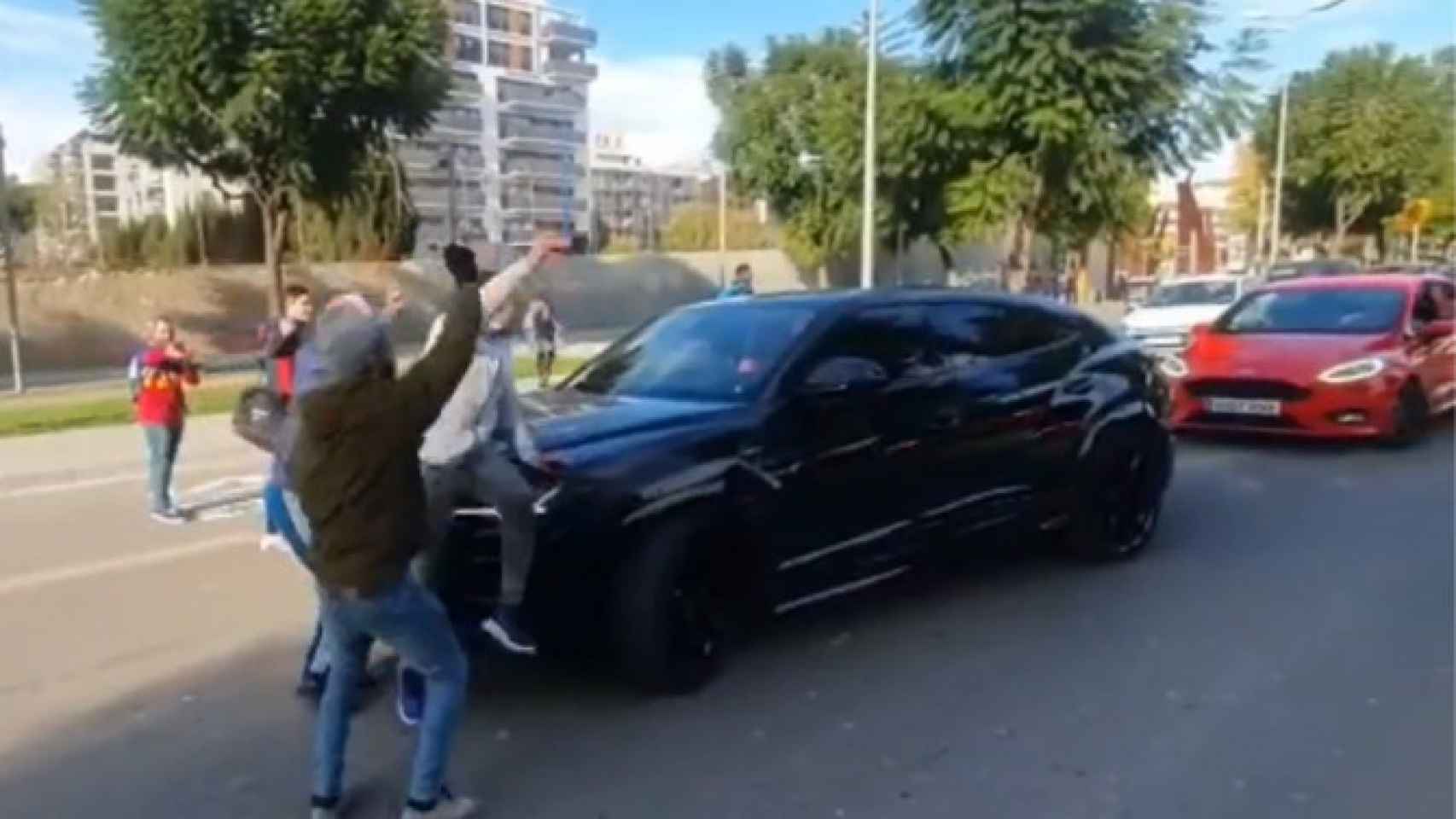 Dos aficionados asaltan el coche de Umtiti al abandonar la Ciutat Esportiva Joan Gamper / Chiringuito
