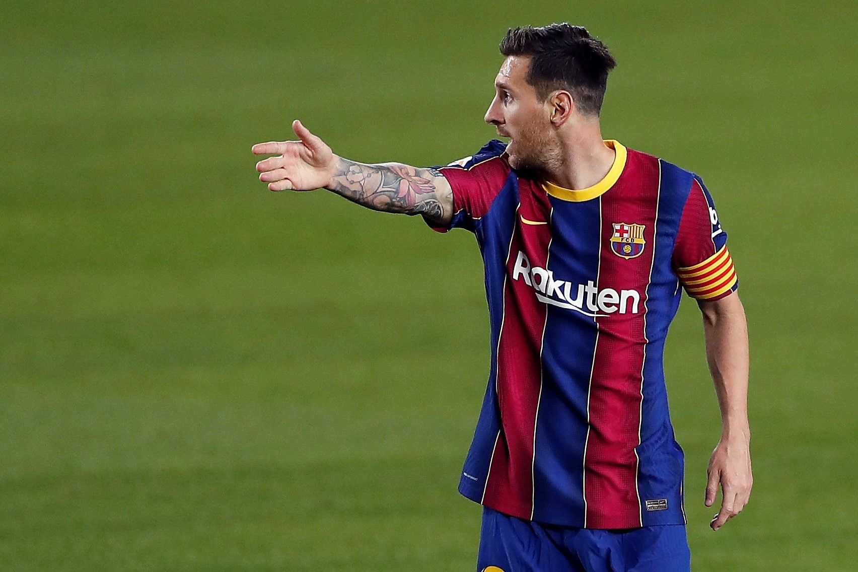 Leo Messi quejándose de una acción en el Barça-Sevilla / EFE