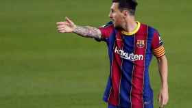 Leo Messi quejándose de una acción en el Barça-Sevilla / EFE