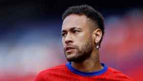 Neymar en un calentamiento contra el PSG