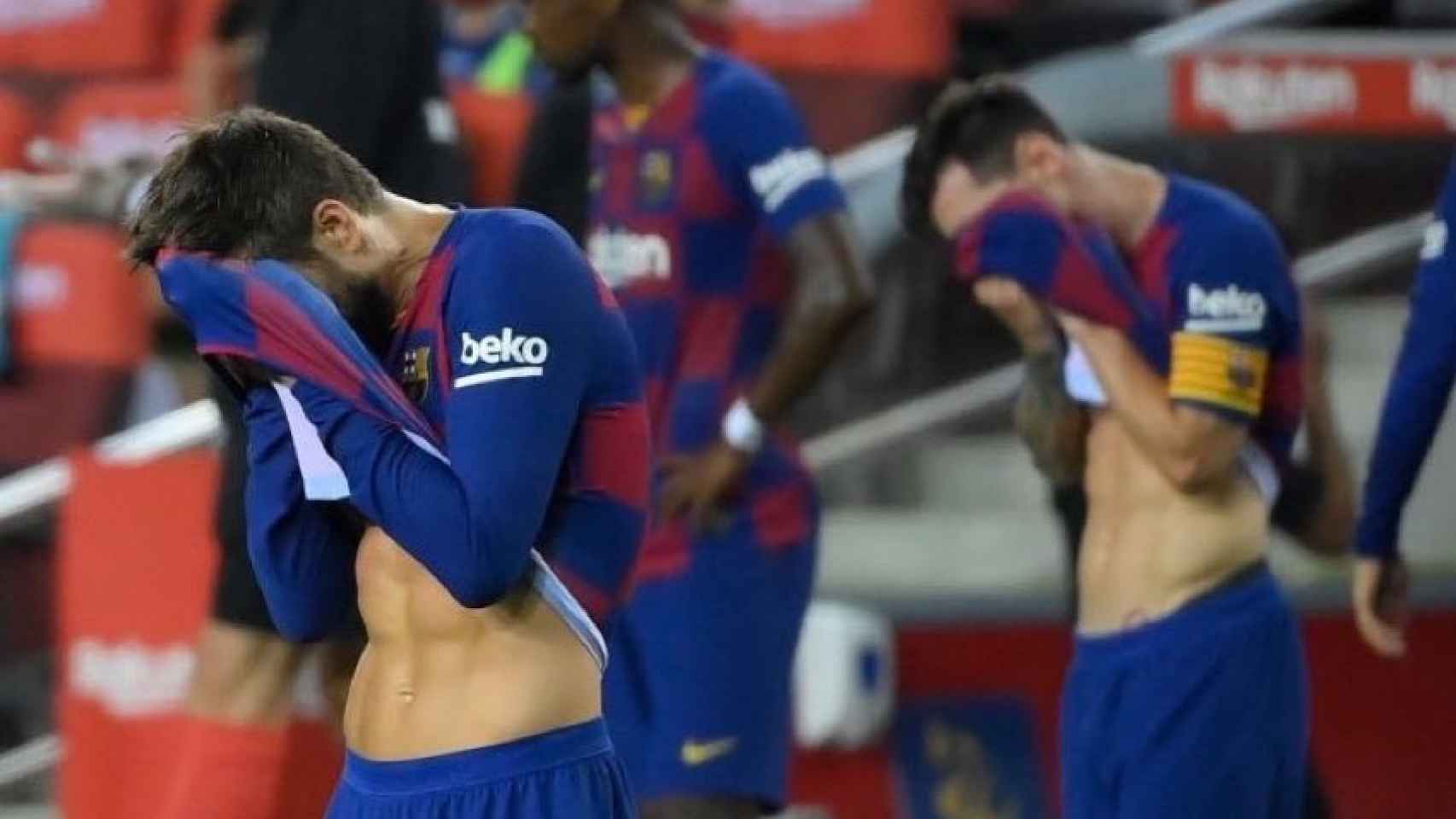 Piqué y Messi, lamentándose ante Osasuna | EFE